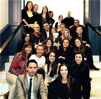 salariés de talan tenant le trophée great place to work 2015, au centre.