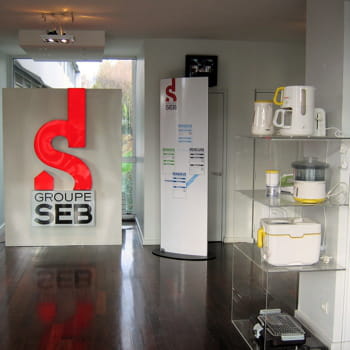 a l'intérieur du siège, à ecully, dans la banlieue lyonnnaise.