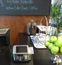 le comptoir d'un café acceptant paypal