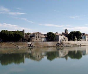 le prix du mètre carré pour un appartement en vente à arles s'élève à