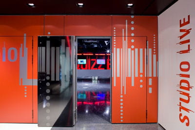 l'entrée de studio live, la salle de concert du studio sfr