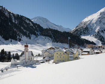 sölden passe pour être moins tapageuse que courchevel, mais plus festive que