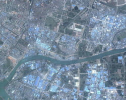 la région de guandong, une des plus industrialisées de chine. en bleu, les toits