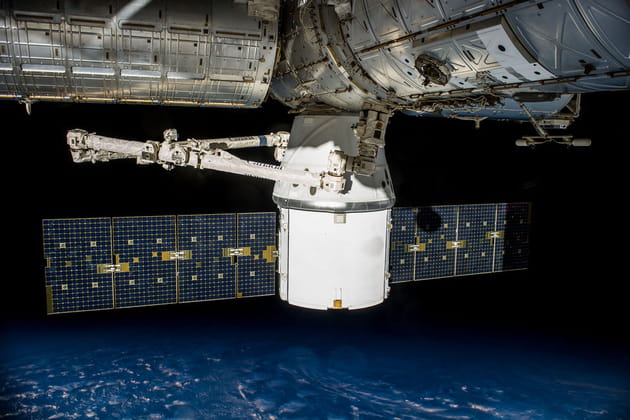 crs4 dragon berthed