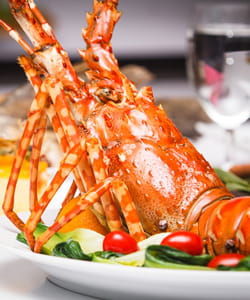 ne vous jetez pas sur le homard si vous êtes invité.