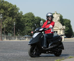 les scooters sont adaptés à la conduite en été.