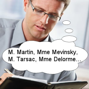 noter les noms appris au cours de la journée permet de mieux les retenir.