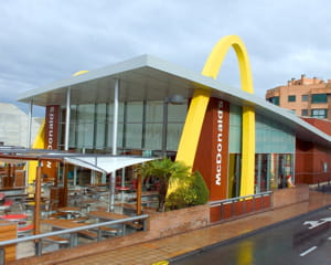 un restaurant mcdonald's à barcelone.