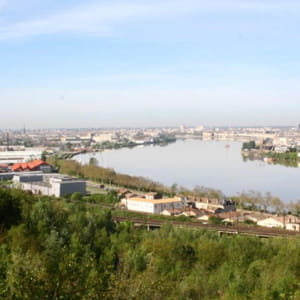 lormont domine la garonne et bordeaux.