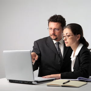 il pourra apporter son expertise sur les questions informatiques.