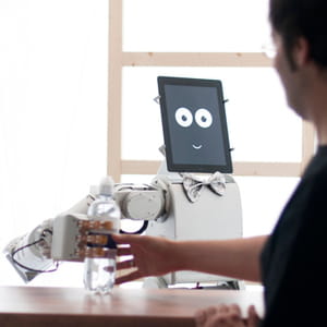 le robot james est capable d'anticiper les attentes du client.