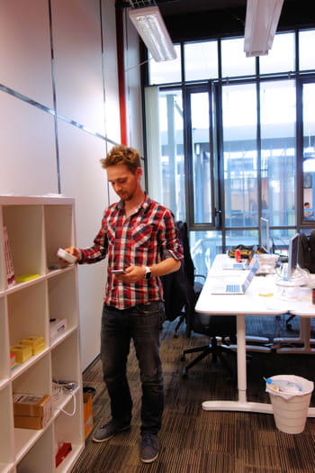 etienne mercier, lead developper de contexeo, paramètre un beacon