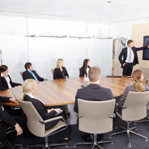 les tables rondes invitent au dialogue et ne conviennent pas au travail