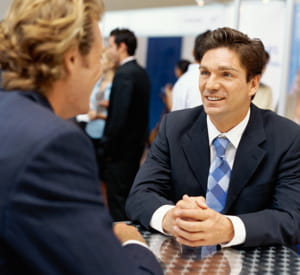 observez attentivement les faits et gestes de votre interlocuteur.