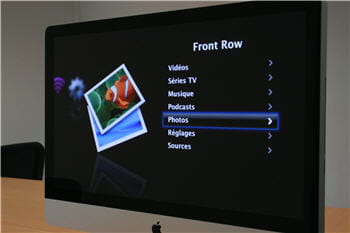 un imac qui peut se piloter à distance via la télécommande.