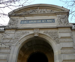 l'entrée de l'ecole des mines, à paris.