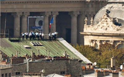 mais que font ces gendarmes sur ce toit ?