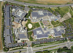 vue aérienne du googleplex, le siège de google en californie.