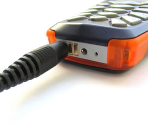 la commission européenne a convaincu les fabricants de téléphones mobiles de