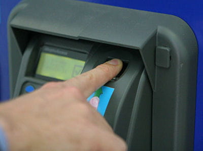 pour payer sa canette, il suffit de poser son doigt sur la machine.