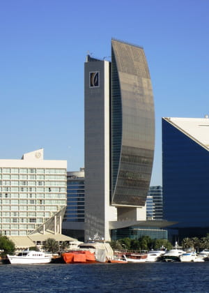 l'architecture de la banque nationale de dubaï est inspirée des voiliers