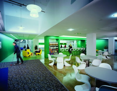 cuisine mise à la disposition des salariés de google au sein des bureaux de