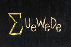 la formule mathématique de l'edgerank : 'u' pour affinité (user affinity), 'w'