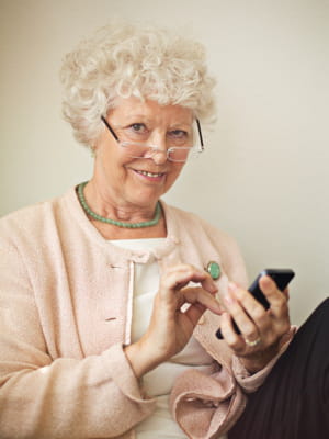 doro développe des téléphones mobiles simplifiés pour les seniors.