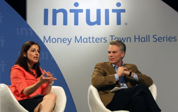 le ceo d'intuit, brad smith, aux côtés d'une spécialiste des finances, farnoosh