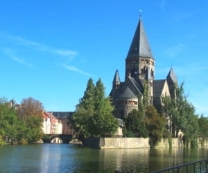 une vue de metz, en lorraine.