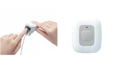 le wii vitality sensor à gauche et le podomètre à droite