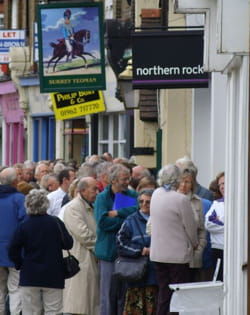 une file de clients de la northern rock