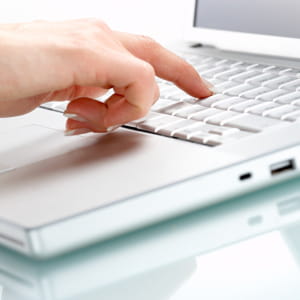 il doit préserver l'image et la sécurité de l'entreprise sur internet.