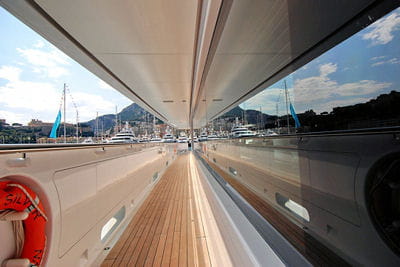 aujourd'hui le prix du mètre de yacht est estimé à 1 million d'euros.