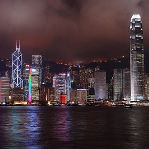 une vue de hong-kong de nuit.