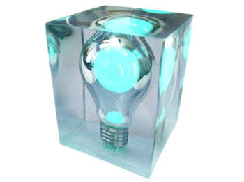 cette lampe phosphorescente a plus d'un tour dans sa poche