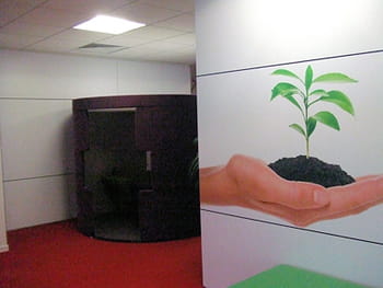 un espace de détente dans les locaux d'hds france à antony. ce 'cocon', et ses