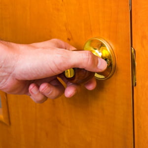 prenez la porte dès qu'une opportunité se présente.