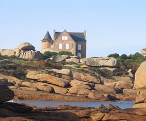 une vue de ploumanac'h, en bretagne.