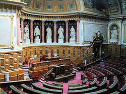 l'hémicycle du sénat, où les sénateurs débattent.