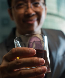 acceptez le verre que l'on vous tend.