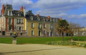 une vue de château-gontier, en mayenne.