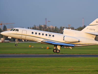 l'un des deux falcon 50 de michelin décollant d'un aéroport polonais.
