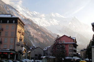 une vue de chamonix.