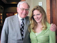 warren buffett et l'auteur de sa biographie, alice schroeder.