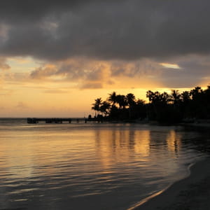 coucher de soleil sur les îles caïmans.