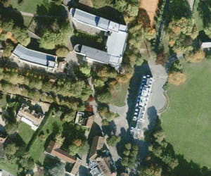 une vue aérienne du lycée saint-martin de france, à pontoise.