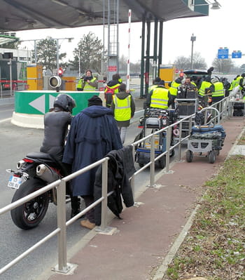 une station de péage bloquée pour un tournage de film sur le réseau appr.