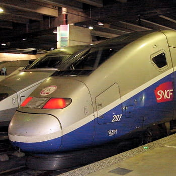 un tgv à la gare montparnasse.