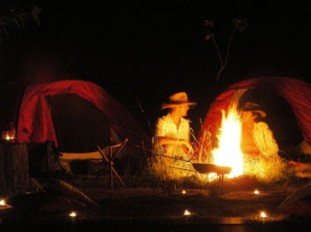 une soirée autour du feu, une nuit sous la tente, la participation au montage